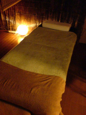 ここで、足つぼ、体などを施術します。